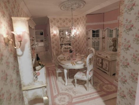 Coquette Rooms, Dollhouse Aesthetic, Bloxburg Wallpaper, Pink House Interior, Sylvanian Families House, Living Room Pink, Pink Dollhouse, Location Design, Bloxburg Houses