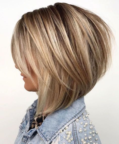 Dieser freche Volumenschnitt für feines Haar ist heute wieder im Trend! Long Layered Bob Hairstyles, Bob Style Haircuts, Angled Bob Hairstyles, New Short Hairstyles, Bob Hairstyles With Bangs, Wavy Bob Hairstyles, Modern Haircuts, Layered Bob Hairstyles, Long Bob Hairstyles