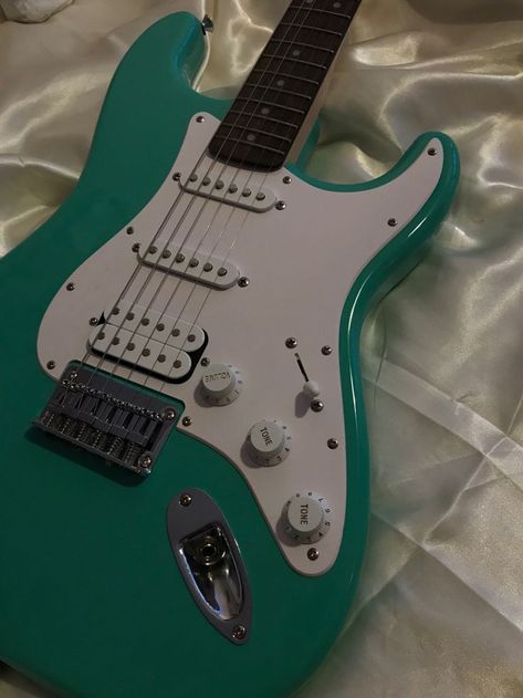 Vip Series, Green Electric Guitar, Aesthetic Guitar, Guitar Aesthetic, Electric Guitar Design, Green Electric, Guitar Obsession, Bass Drums, Cool Electric Guitars