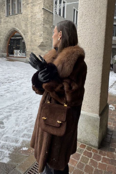 Style Outfits Fall, Outfits Black Women Fall, Outfits 2023 Women, Hanna Schonberg, Mode Au Ski, Ig Poses, Snow Outfit, Winter Outfit Inspiration, Fur Coats Women