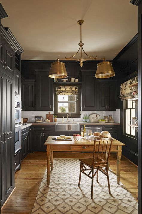 Black furniture, black islands, black fridges, and more beautifully complement country kitchen staples like white farmhouse sinks, neutral subway tiles, exposed brick walls, and reclaimed wood. And don't even get us started on how striking black shiplap looks! Texas Farmhouse, Model Dapur, Butcher Blocks, Black Farmhouse, Fresh Kitchen, Victorian Farmhouse, Kitchen Black, Kitchen Paint Colors, Kitchen Farmhouse