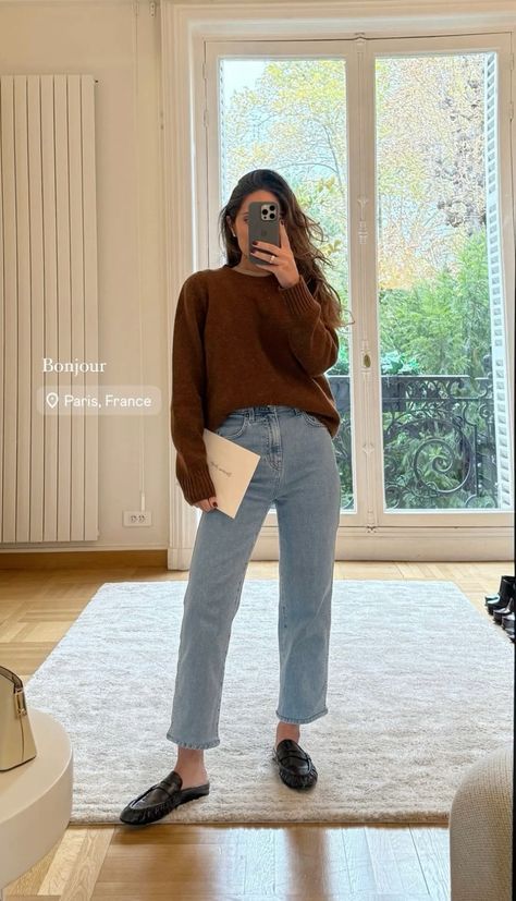 Light Wash Jeans Outfit Winter, Marianna Hewitt Style, Light Wash Jeans Outfit, Wash Jeans Outfit, Slow Clothing, London Queen, Under An Umbrella, Marianna Hewitt, Minimalism Style