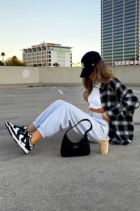 Best Streetwear Styles For Women Nike Dunks Outfit Woman Street Styles, Dunk Outfit Women, Comfy Sporty Outfits, Trendy Sneakers For Women, Dunk Low Outfit Women, Nike Dunk Outfit, Dunks Outfit Woman, Dunk Outfits, Chic Outfits Edgy