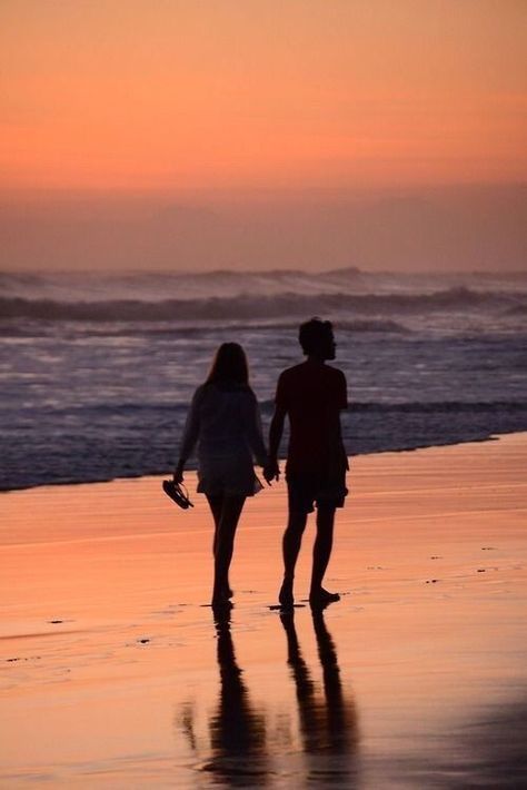 Couples On The Beach At Night, Photos Couple Mignon, Heart Bones, Photographie Inspo, Goals Pictures, Cute Couples Photos, Relationship Goals Pictures, Trik Fotografi, Photo Couple