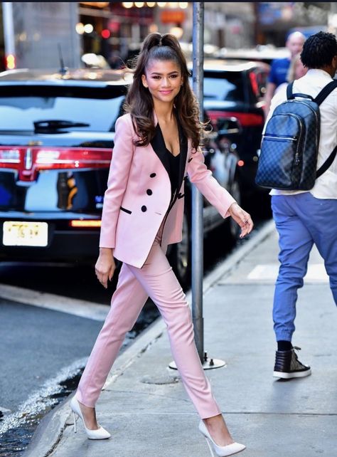 Outfit Rosa, Boss Lady Outfit, Female Office, Zendaya Style, Womens Suits Business, Stylish Suit, Pink Suit, Fashion Forever, Celebrity Pink