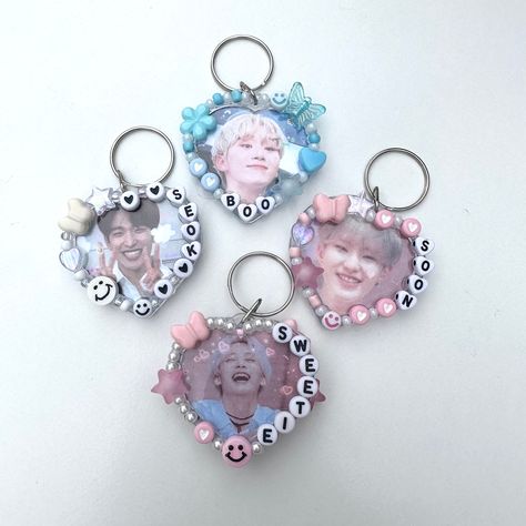 ✨ Bookseoksoon and Seungcheol/Jeonghan heart keychains ~ perfect for decorating pc holders, ring binders or bags  ~buy just one or a set for you and your besties! *please feel free to message us with any questions :) Seventeen Freebies Ideas, K-pop Freebies Ideas, Freebie Ideas, Concert Freebies, Concert Freebies Kpop Ideas, Photo Keychain Ideas, Freebies Ideas, Pc Holder, Safety Pin Keychain Kpop