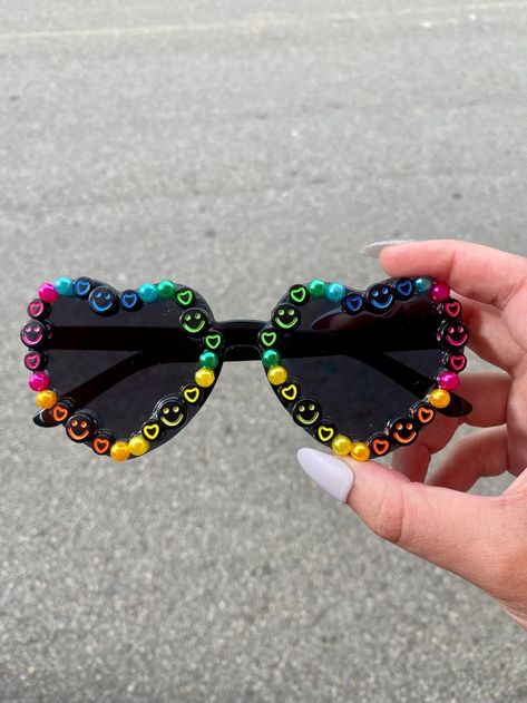 Diy Sunglasses, Beaded Sunglasses, Girls Trips, Heart Glasses, Fun Sleepover Ideas, Party Sunglasses, Heart Sunglasses, Diy Crafts To Do, Things To Do At A Sleepover