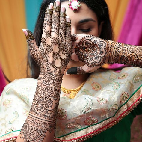 Fresh Bridal Mehndi Mehendi Photography, Pose Pengantin, Indian Bride Poses, Indian Bride Photography Poses, Pengantin India, New Bridal Mehndi Designs, Indian Wedding Photography Couples, Bridal Henna Designs, Bridal Photography Poses