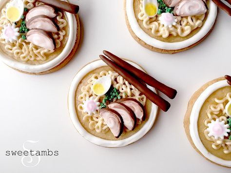 After visiting Japan last year, ramen has become my new favorite meal and now I have to try out every noodle shop that pops up around my home town. I can't get enough! Keep on scrolling to see my video tutorial on how to decorate these ramen coo Cookie Bowls, How To Make Ramen, Decorated Cookies Tutorial, Cookie Videos, Cookie Tutorials, Cookie Inspiration, Iced Cookies, Icing Cookies, Fun Cookies