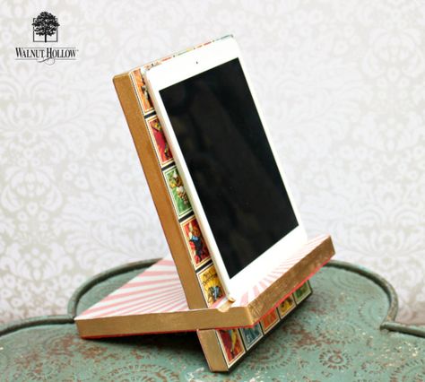 DIY Wooden Tablet Stand Diy Tablet Holder, Diy Tablet Stand, Ipad Stand Diy, Small Scrap Wood Projects, Diy Ipad Stand, Build A Router Table, Wooden Ipad Stand, Guitar Wall Hanger, Ipad Holder