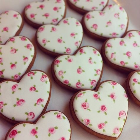 Valentine's Day Día de Valentin Heart Shaped Cookies Decorated, بيتي فور, Art Cookies, Biscuit Decoration, Valentine Sugar Cookies, Paint Cookies, Torte Cupcake, Kindred Spirit, Shaped Cookies