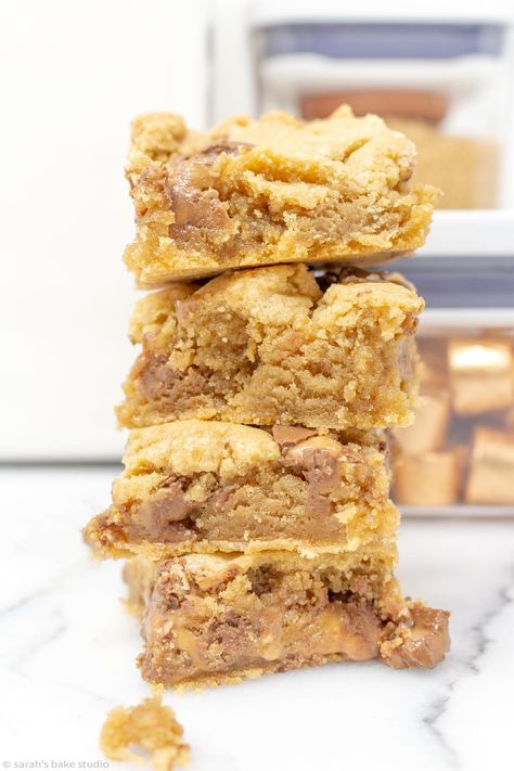 Salted Rolo Blondie Bars - soft and chewy vanilla brownies stuffed with Rolo Caramel Candies and sprinkled with coarse sea salt make these sweet and salty blondie bars magnificent. Vanilla Brownies, Blondie Bars, Caramel Candies, Blonde Brownies, Blondie Bar, Caramel Candy, Baking Essentials, Cookies For Kids, Baking Set