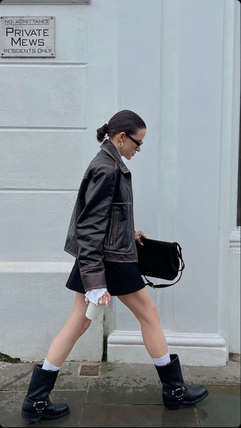 Techno Street Style, Engineer Boots Outfit Womens, Biker Boots Outfit 2023, Moto Boot Outfit, Miu Miu Boots Outfit, Moto Boots Outfit 2023, Rider Boots Outfit, Biker Boot Outfit, Harness Boots Outfit