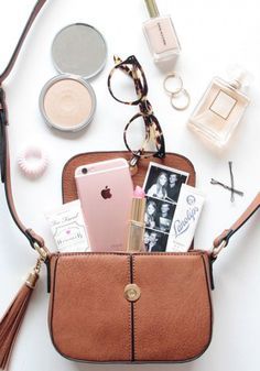 Bag Flatlay, Poshmark Tips, Flat Lay Inspiration, Photography Bags, Flat Lay Photos, Accessories Inspiration, Inside My Bag, Make Up Videos, Foto Tips