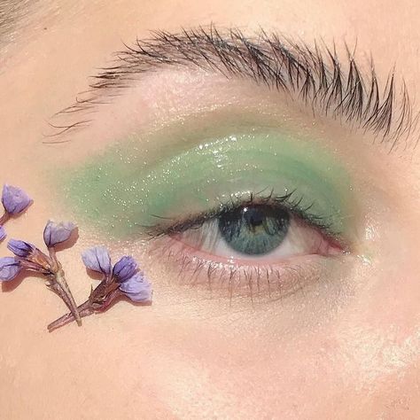 Pastel green eye gloss #makeup #eyeshadow #eyeshadowlook #eyemakeup #mua #eyegloss #glossy #glossylids #dewy #dewylids #dewyeyeshadow #dewylook #lidgloss #lidglass #lidlacquer Matte Make Up, Makeup History, Maquillage On Fleek, Green Makeup, Beauty Make-up, Green Eye, Green Eyeshadow, Beauty Stuff, Editorial Makeup