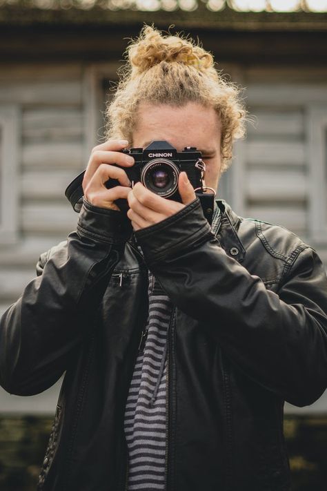 Person Holding Camera Person Holding Camera, Camera Reference, Camera Drawing, Camera Art, Body Poses, Photography Camera, Photographer Branding, Pose Reference Photo, How To Pose