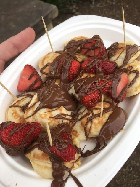 Nutella And Strawberries, Mini Dutch Pancakes, Chinese Street Food, Dutch Pancakes, Mini Pancakes, Best Food Ever, Think Food, Cute Desserts, Natural Home