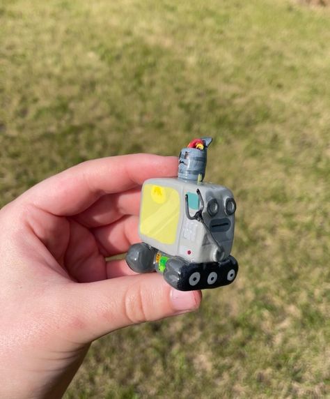 This is Finn's robot he made to prank Jake!  The never ending pie throwing robot can now be in your home as decoration!! 🥧😊 - These are handmade, hand-painted, and packaged by me, so their appearance may vary! That just makes them more unique for you! I make my products from polymer clay, the time it takes to make each item is approximately 1-3 days.                             -- Delivery -- 📦  I ship packages throughout the week when I find the time.  - USPS: tracked package!  - I am not responsible for orders after they've been mailed out  - Delivery times may be delayed for a number of reasons, your patience is very much appreciated.  ♻️  My packaging may include some recycled materials. Adventure Time Stuff, Adventure Time Clay, Adventure Time Toys, Ice King Adventure Time, Adventure Time Gif, Adventure Time Crafts, Clay Decorations, Prince Gumball, Jake The Dog