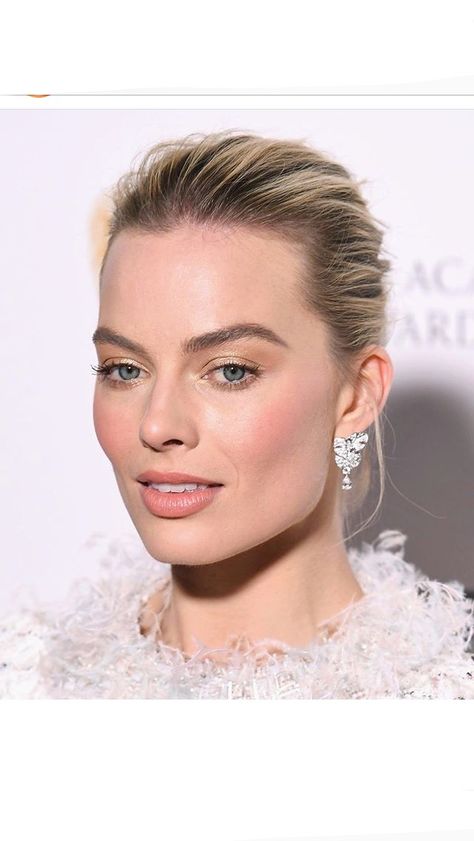 Margot Robbie Makeup, Celtic Women, Flawless Base, Eye Brows, Danielle Panabaker, Graduation Makeup, Flawless Foundation, Dramatic Makeup, Braut Make-up