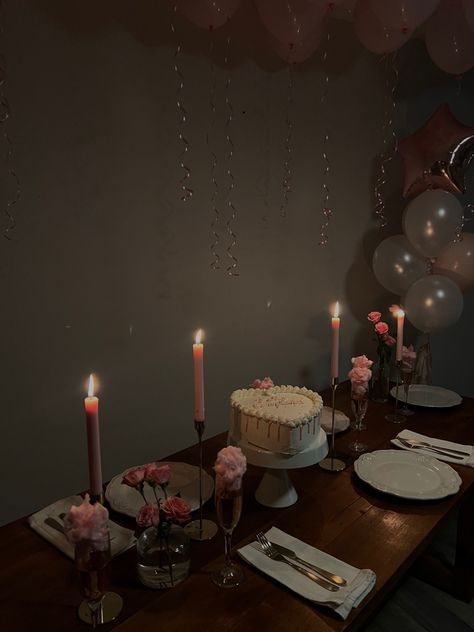 Bday Set Up Ideas, Minimalist Birthday Aesthetic, Cute Small Birthday Party Ideas, Cute Birthday Set Up, Classy Bday Decor, Girly Birthday Party Aesthetic, Simple Bday Decorations At Home, Birthday Apartment Decorations, Small Home Birthday Party Ideas