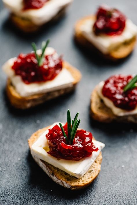 These cranberry brie bites are an easy, fun, and gorgeous cocktail party appetizer, and your guests will love them! Brie and cranberries are natural companions, and these cute little appetizer toasts are a seriously tasty combination of sweet, tart, and salty. They're vegetarian, make ahead friendly, and stress free! These cranberry brie bites are the perfect sweet and savory addition to your cocktail party menu. #appetizer #brie #christmas #vegetarian #snack Appetizer Toasts, Appetizers For Party Easy, Cranberry Brie Bites, Cocktail Party Appetizers, Cranberry Brie, Christmas Cocktail Party, Brie Bites, Cocktail Party Food, Cocktail Sauce