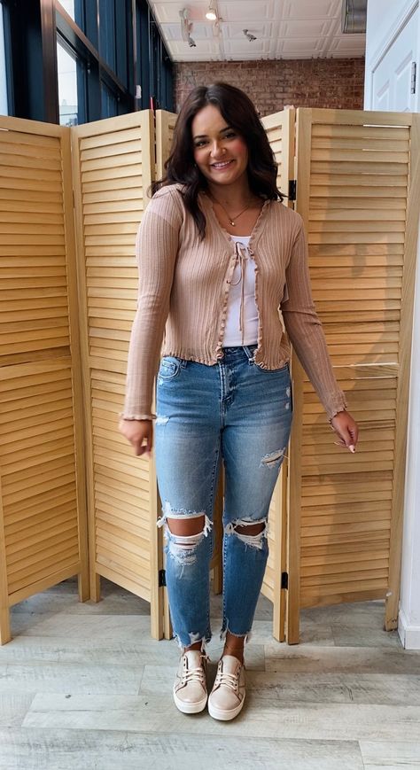 Peplum Cardigan Outfit, Casual Outfits For Work Jeans, Tie Up Cardigan Outfit, Teacher Outfits With Jeans, Tie Front Cardigan Outfit, 90s Mom Fashion, Tie Front Top Outfit, Doctor Clothes, Midsize Fall Fashion