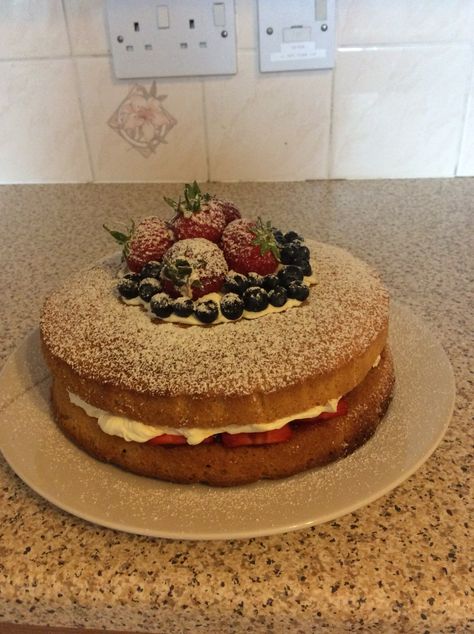 Victoria strawberry sponge with cream and blueberries Victoria Sponge Cake Aesthetic, Victoria Sponge Cake Decoration, Sponge Cake Decoration, Italian Sponge Cake, Aesthetic Baking, Manchester City Wallpaper, Victoria Sponge Cake, Victoria Sponge, Dessert Decoration