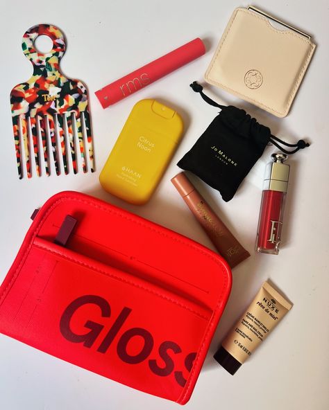 Handbag essentials. How fab is the Glossier mini beauty bag? Just the right size to keep all the essentials neat and tidy in your bag. *some products ad/pr #glossier #bagspill #makeupbag #whatsinmybag #makeupessentials #makeupcommunity #handbagessentials #makeupflatlay What’s in my bag. Makeup bag. Handbag. Beauty flatlay. Makeup flatlay. Bag Flatlay, Beauty Flatlay, Makeup Flatlay, Flatlay Makeup, Handbag Essentials, In My Bag, Bag Makeup, My Bag, Makeup Essentials