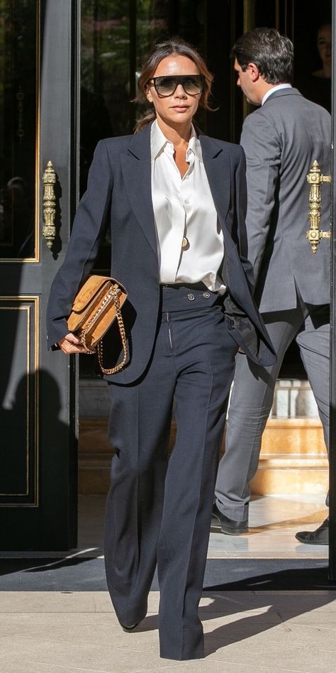 25 Best Office Looks Inspired by Victoria Beckham - Elegant Mind Victoria Beckham Stil, Simple Elegant Dresses, Beckham Style, Victoria Beckham Outfits, Victoria Beckham Style, Suede Bag, Business Outfits Women, Crazy Outfits, Power Dressing