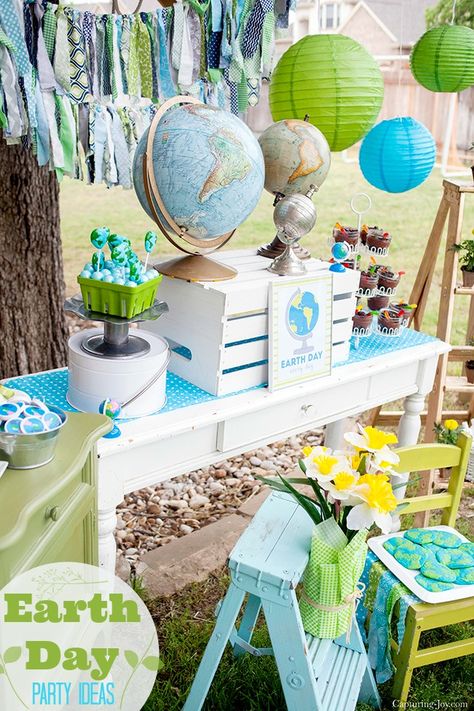 Earth Day Party with great ideas for party treats, activities, and free printables to throw your own party. Earth Theme Birthday Party, Earth Day Party Ideas, Earth Day Birthday Party, Earth Day Decorations, Earth Day Party, Earth Day Theme, Around The World Theme, Earth Day Projects, Travel Party Theme