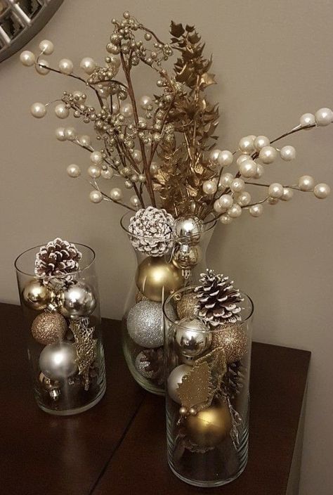 Bronze And Brown Christmas Decorations, Champagne Gold Christmas Decor, Brown And Gold Christmas Centerpieces, Silver And Gold Christmas Aesthetic, Christmas Gold Mirror, Bronze Christmas Decor, New Year’s Eve Decor, Silver And Gold Christmas Decor, Cozy Holiday Decor