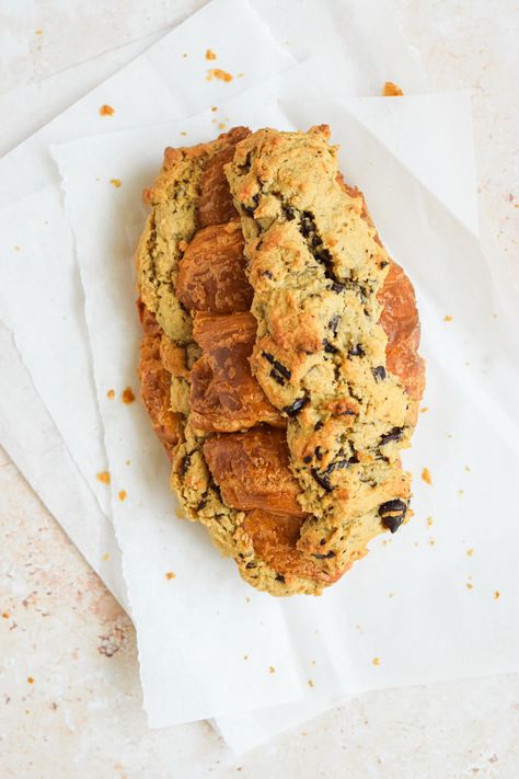 Cookie Croissant (Le Crookie) Tiktok Viral Recipe Cookie Croissant, Bakery In Paris, Shrimp Toast, Hot Appetizers, Easy Chocolate Chip Cookies, Buy Cookies, Cookie Dough Recipes, The Bakery, Tiktok Viral