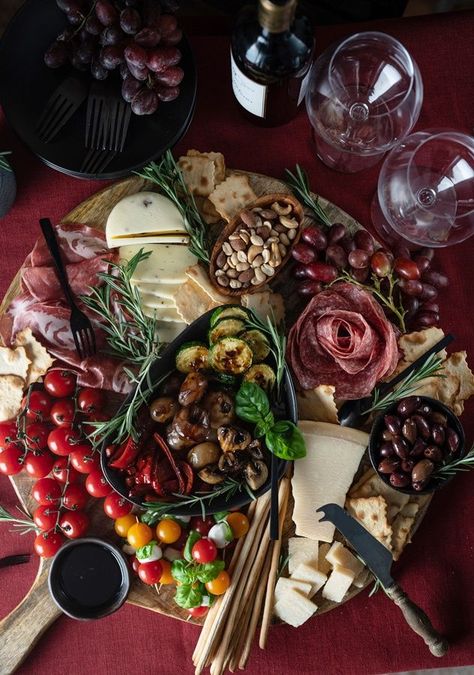 Die perfekte Antipasti-Platte für viele Gäste – ein entspannter Abend ist mit einem Cheeseboard zum Aperitif / Apéro absolut garantiert Tapas Party, Beef Wellington, Buffet Food, Party Food, Italian Recipes, Food Inspiration, New Recipes, Mozzarella, Dinner Party