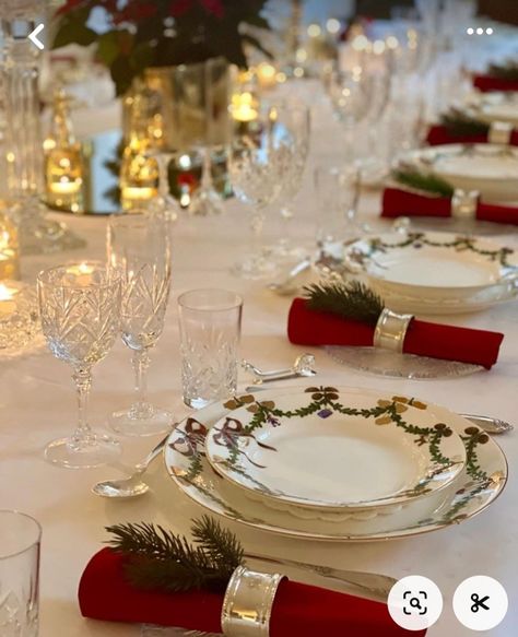 Red Christmas Dining Table Decor, Red Christmas Tablescapes, Christmas Dinner Setting, Classy Christmas Party, Christmas Dinner Set, Christmas Dinner Table Settings, Christmas Dining Table Decor, Holiday Kitchen Decor, Holiday Dinner Table