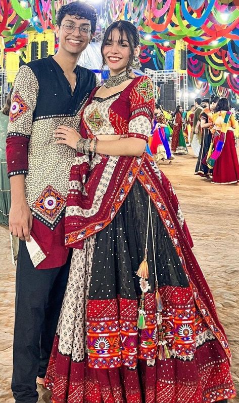 Gujrati Lehnga Design, Gujarat Traditional Dress, Gujarati Outfits, Couple Navratri Outfits, Navratri Couple Outfits, Rajasthani Dress Traditional, Garba Outfit Gujarati, Garba Dress Gujarati, Gujarati Garba Chaniya Choli