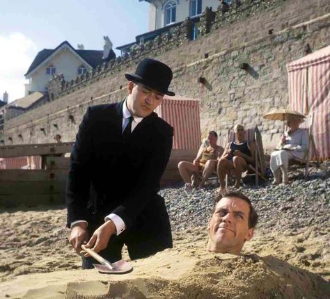 Hugh Laurie and Stephen Fry in Jeeves and Wooster~Adrienne~Can't tell me they didn't have fun doing that. Jeeves And Wooster, Stephen Fry, British Movies, Masterpiece Theater, British Humor, Costume Noir, Hugh Laurie, Period Movies, Dr House