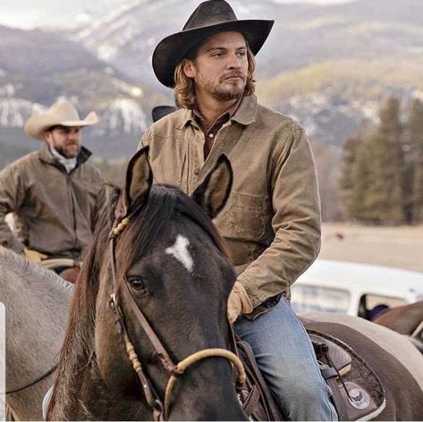 Kayce is so awesome! (So is rest of cast!! Kayce Dutton Yellowstone, Kayce Dutton, Yellowstone Series, Luke Grimes, Cole Hauser, Yellow Stone, The Ranch, Man Crush, Cotton Jacket