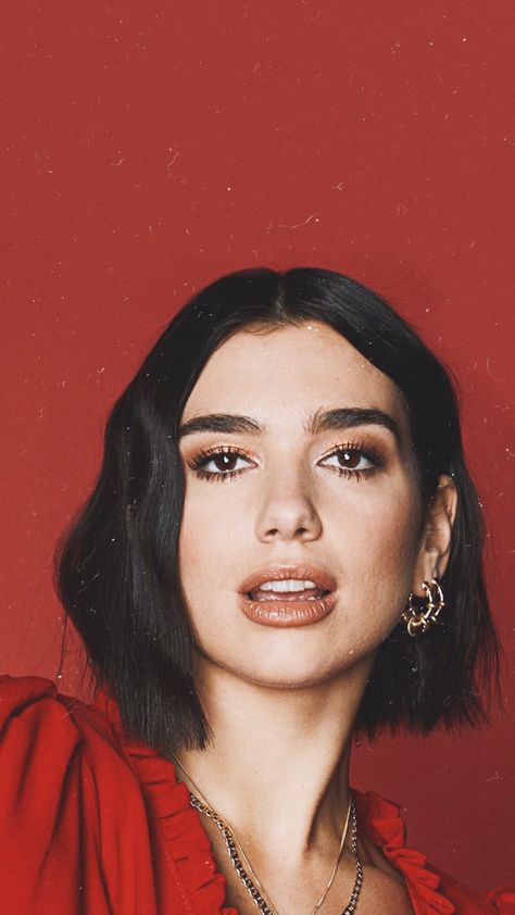 Dua Lipa Lockscreen, Aesthetic Dua Lipa, Dua Lipa Aesthetic, Dua Lipa Wallpaper, Red Wall, Dua Lipa, Dark Hair, A Woman, Wall