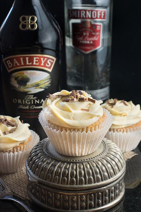 Baileys Whipped Cream, White Russian Cupcakes, Russian Buttercream, Cocktail Cupcakes, Boozy Cupcakes, Baileys Recipes, Creamy Cocktails, Alcoholic Desserts, Cupcake Bakery