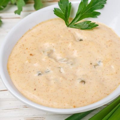 EASY REMOULADE SAUCE Remoulade Sauce Recipe, Warm Dip Recipes, Crab Cake Sauce, Boudin Balls, Recipes For Busy Moms, Chicken Cake, Sandwiches Wraps, Cajun Creole Recipes, Remoulade Sauce