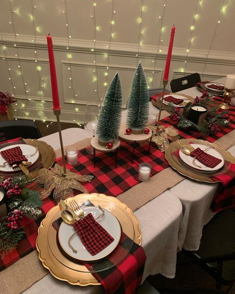 Using red buffalo plaid design Christmas Centrepiece Ideas, Interior Design Christmas, Table Decorating Ideas, Christmas Home Decorations, Amazing Christmas Trees, Christmas Table Setting, Table Decorating, Christmas Dining Room, Christmas Dinner Table