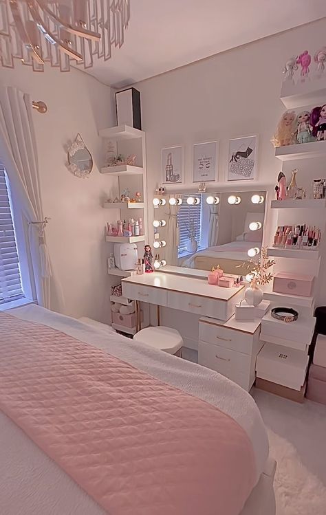 Rice Lights Decoration Ideas Bedroom, Cozy Girly Bedroom Aesthetic, Cute Bedroom Furniture, Room Ideas For A Small Room, Diy Vanity Ideas Bedroom, Cute Room Inspo Pink, Room Ideas Basic, Must Have Room Decor, Pink Bedroom Ideas For Teens