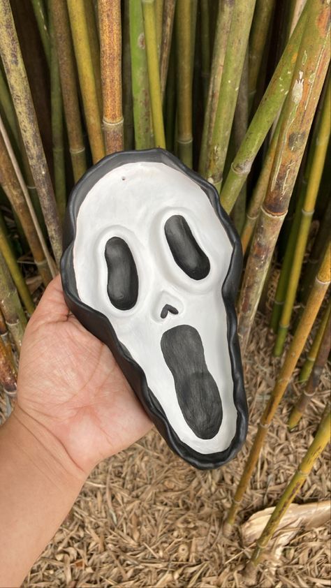 Clay Scream Mask, Ghostface Clay Art, Ghostface Ceramic, Halloween Incense Holder, Clay Art Projects Decorative Trays, Clay Ghostface, Cute Clay Ideas Easy Aesthetic, Air Dry Clay Ideas Sculpture, Easy Clay Sculpture Ideas