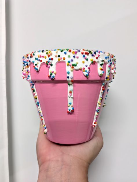 Birthday Cake - This 4 inch pot sure is a sweetie! This adorable planter would look so cute paired with a favorite succulent plant. This plant pot is perfect for a birthday gift or decor for a birthday party. Painted in creamy pink acrylic and dripping with white acrylic frosting. Topped with faux rainbow sprinkles to add a touch of sweetness!   This terracotta pot was treated with a water sealant prior to painting and does have a drainage hole. The interior is sealed with a gloss varnish. The e Cute Planters Pots Diy, Garden Pot Painting, Cute Plant Pots Painting, Succulent Pot Ideas Diy, Pots Design Ideas, Pottery Paint Ideas, Painting Pots Ideas, Terracotta Pot Painting Ideas, Pot Painting Ideas Creative