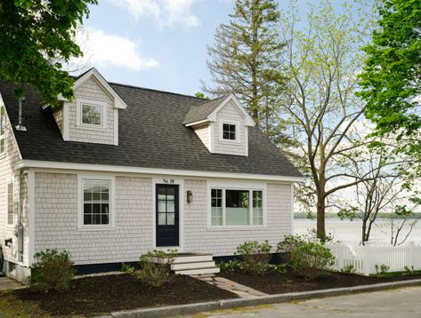 Houzz Tour: 1950s Cape Cod-Style House Gets a Sustainable Update New England Cape Cod House, Cape Cod Cottage Interiors, 1950 House Exterior, Cape House Interior Design, Cape Cod House Interior Ideas, Cape House Exterior, Cape Cod House Interior, Cape Cod Landscaping, Cape Cod Exterior