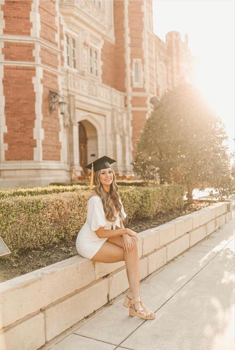 University Senior Pictures, Outdoor Senior Pictures, Senior Photography Inspiration, Senior Photography Poses, Portrait Photography Tips, Graduation Portraits, Pictures Photography, Grad Pics, Senior Photoshoot