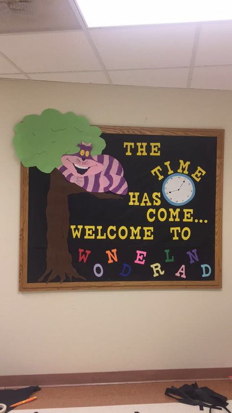 Alice In Wonderland Art Activities, Alice In Wonderland Bulletin Board Ideas, Alice In Wonderland Ra Board, Disney Welcome Back Bulletin Board, Alice In Wonderland Classroom Ideas, Alice In Wonderland School Decorations, Alice In Wonderland Classroom Decoration, Cartoon Bulletin Board Ideas, Alice In Wonderland School Theme