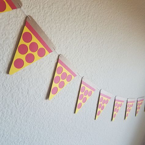 Pizza Party Decorations Ideas, Pizza Garland, Pizza Cake Topper, Pizza Decorations, Pizzeria Party, Pizza Party Themes, Pizza Party Decorations, Lettering Happy Birthday, Twin Things