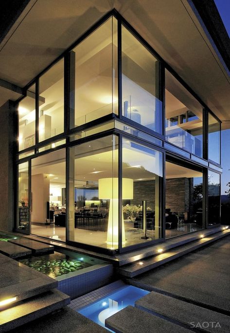 Sumptuous double volume space in Cape Town: Montrose. Glass Architecture, Double Volume, Trendy House, House Modern, Design Exterior, Modern Glass, Glass House, Dream Homes, Contemporary Architecture