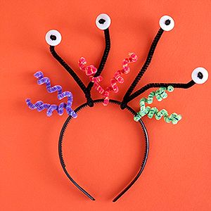 Your kids will adore twisting and bending brightly colored chenille stems into these fun and easy craft projects. Wacky Headbands, Costume Fleur, Chenille Stem Crafts, Alien Headband, 15th Birthday Party Ideas, Alien Crafts, Space Costumes, Alien Party, Wacky Wednesday